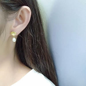 Clásico de moda parisino Chic 925 plata esterlina Vintage Shell perla de agua dulce Stud pendientes para fiesta al por mayor para mujeres - Product Image 4