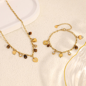 European Style Gold Plated Charm <b>Bracelet</b> With Four Leaf <b>Clover</b> Heart Rhinestone Pendant For Women Gift Jewelry Autumn Winter - Product Image 2