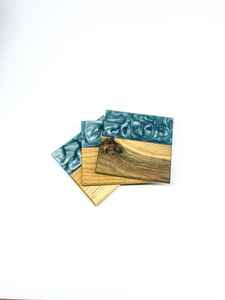 Ensemble de sous-verres en bois de résine naturelle uniques, ajoutant un charme rustique à la maison ou au bureau tout en protégeant les surfaces des déversements de chaleur - Product Image 2