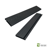 Planche de terrasse composite contemporaine robuste aspect ipe lisse, revêtement de sol extérieur imperméable pour usage commercial