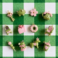Petit pendentif avec émail 3D rose et vert, design animalier de dessin animé lisse et frais, breloques DIY pour bracelets et colliers