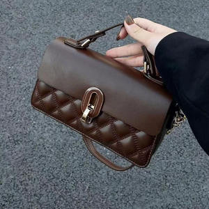 Mini bolso cuadrado con cadena estructurado acolchado con hebilla de metal para mujer - Product Image 1