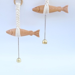 Ornamento da appendere a forma di pesce in legno fatto a mano con <span class=keywords><strong>campanello</strong></span> in ottone, decorazione creativa per la casa, <span class=keywords><strong>campanello</strong></span> a forma di pesce in legno per ingresso, artigianato in legno - Product Image 5