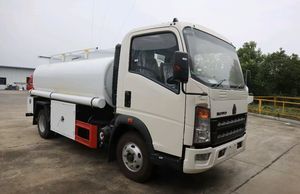 Châssis de véhicule spécial HOWO 4x2 d'occasion, 5 tonnes, stockage d'huile |   Préconfiguré pour la manutention de carburant diesel, transmission manuelle 150-250 CV - Product Image 2