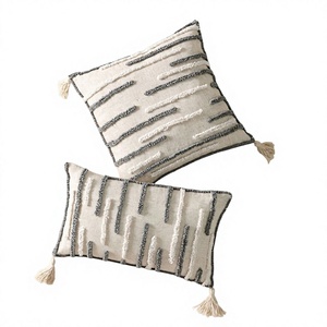Housse de coussin décorative bohème à rayures, tissée, avec pompons, brodée, en coton, carrée, personnalisable, amovible et lavable - Product Image 1