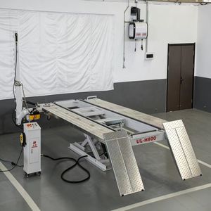 Redresseur de châssis automobile Uniliner UL-H800 5000 kg, équipement de correction de châssis pour centre de réparation de véhicules électriques - Product Image 1