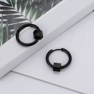 Pendientes Huggie Geométricos Negros de Acero Inoxidable Estilo Minimalista para Mujer - Product Image 4