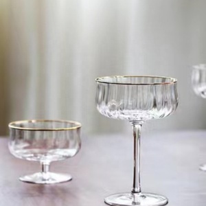<span class=keywords><strong>Copas</strong></span> de cóctel Coupe acanaladas con cristal de borde dorado con tallos Juego de <span class=keywords><strong>copas</strong></span> de vino - Product Image 1