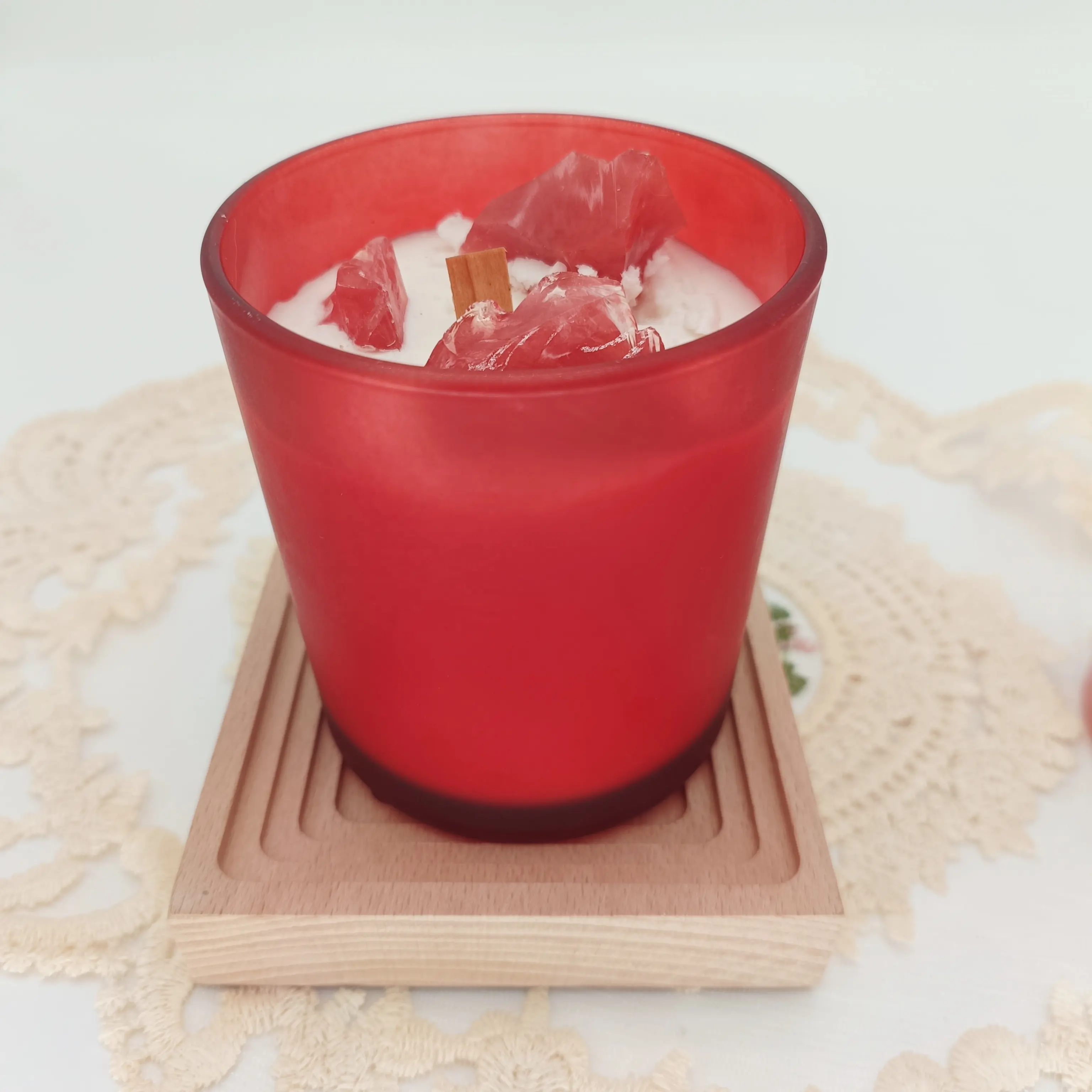 Nuovissima vendita calda barattolo di vetro rosso profumato con candela vetro smerigliato vasetto di soia cera aromaterapia candela con cristalli