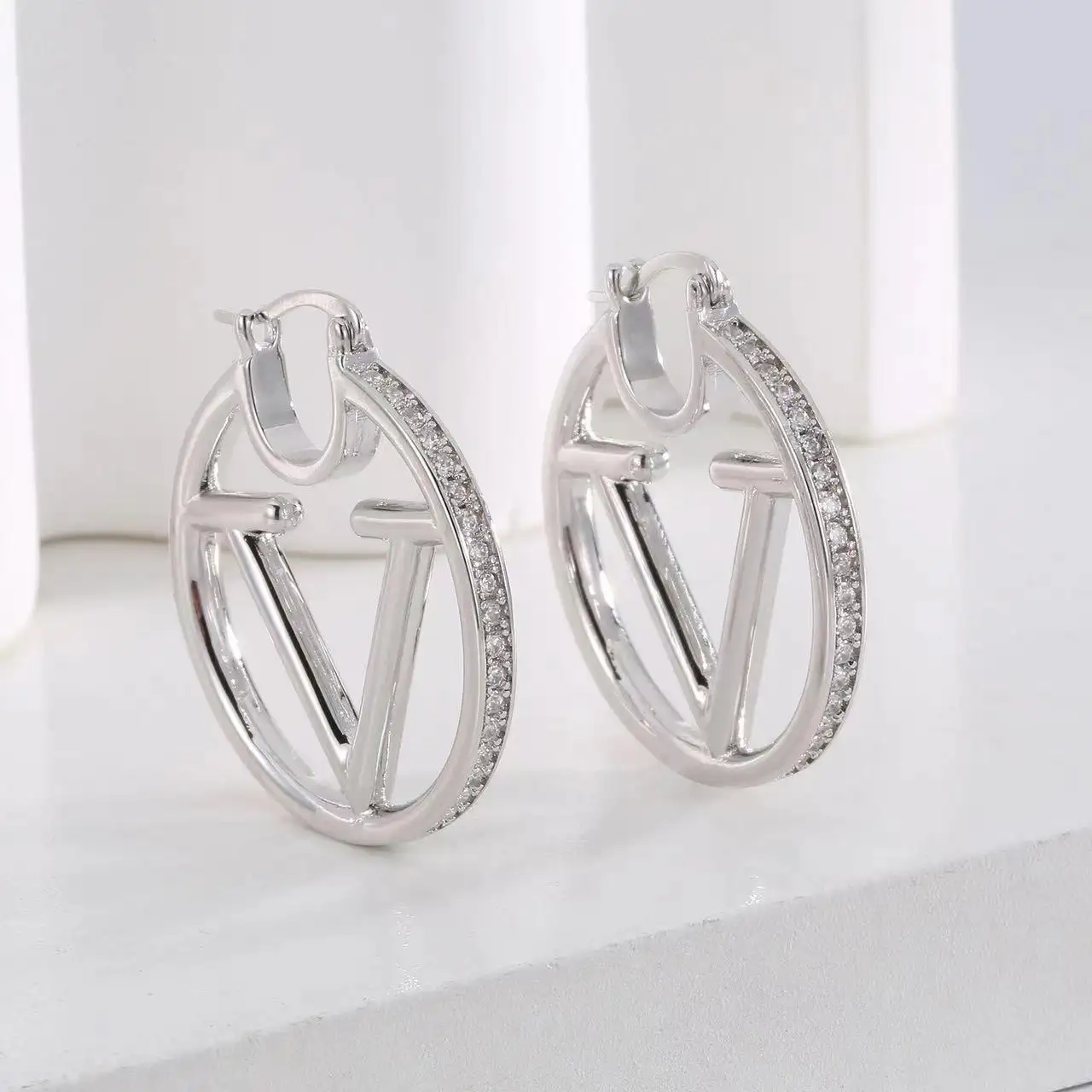 Nouveau créateur de mode de luxe Premium Style 18k or lettre V boucles d'oreilles cerceau cristal boucles d'oreilles bijoux pour femmes