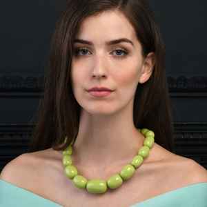 Collar de Resina Hecho a Mano con Diseño Floral Integrado, Joyería Artística Ligera para Uso Diario, Regalo para Amantes de la Naturaleza - Product Image 2