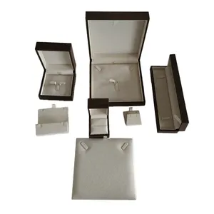 Caixa de embalagem luxuosa para brincos de anel de madeira de nogueira, caixa de papel texturizada para armazenamento de joias e presentes com logotipo do cliente, conjunto completo