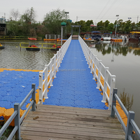 Pont flottant modulaire en HDPE pour bateau avec plateforme en cubes de ponton articulée pour quai de marina