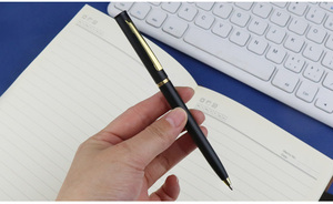 अनुकूलित लोगो 1.0 मिमी ब्लैक प्लास्टिक ट्विस्ट बॉलपॉइंट पेन उपन्यास पंख निकाय प्रचार बैनर लेखन के लिए - Product Image 6