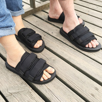 2026 Claquettes et mules pour hommes et femmes, populaires, légères, tendance, style plage et marche, chaussures plates décontractées pour jeunes