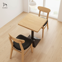 Ensemble table et chaises élégant pour fournisseurs, avec coussins en cuir de haute qualité, confortables pour restaurants et cafés