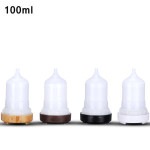 Diffuseur d'arômes 100 ml, humidificateur électrique avec lumière LED pour usage domestique, base en bois grainé blanc et noir - Product Image 1