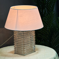 Lampe de table contemporaine à motif géométrique ondulé avec abat-jour en lin respirant pour console ronde ou lampe d'appoint de salon