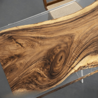 Table de salle à manger artisanale en bois massif de noyer à bord naturel, avec résine époxy, style moderne et durable