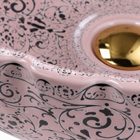 Élégant lavabo en céramique rose mat, lavabo sur pied en forme de fleur pour salle de bain, vasque de comptoir rose clair avec motif noir