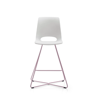 Tabouret de bar élégant en plastique avec base en métal, sièges commerciaux haut de gamme populaires pour les événements et banquets américains