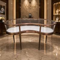 Comptoir de présentation de bijoux en métal rose doré de luxe, forme en C, avec dessus en verre trempé transparent, revêtement en marbre, logo de marque personnalisé