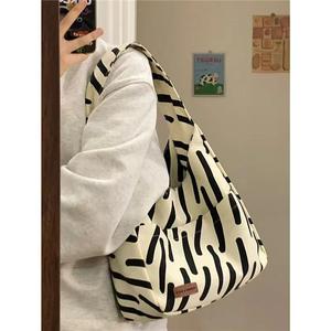 Gran oferta 2025, bolso de cuero PU tejido de moda de lujo para mujer, Mini Dumpling Jodie, bolso de hombro con tiras en blanco y negro, bolsos de mano - Product Image 3