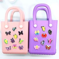 Vente en gros de breloques de décoration de chaussures papillon coloré en PVC souple marque personnalisée sabot pantoufles accessoires breloques