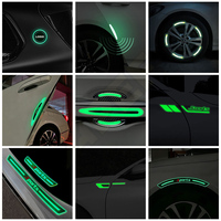 Lot de 4 autocollants décoratifs lumineux style fibre de carbone pour ailes de voiture, avertissement de sécurité phosphorescent pour la nuit