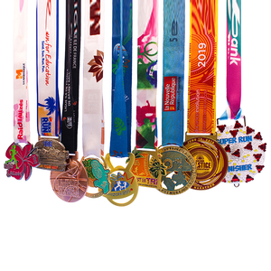 Médaille de marathon personnalisée pour événements sportifs, en alliage de zinc émaillé, avec relief 3D, forme personnalisée, récompense de course à pied avec ruban, fabrication en usine - Product Image 1
