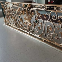 Rampe de balcon en fer forgé doré de luxe, garde-corps décoratif en métal orné, escalier intérieur de villa, design haut de gamme