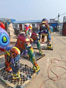Statua di Gorilla in Resina FRP Personalizzata di Alta Qualità, Scultura Animale in Stile Moderno per Aziende, Gorilla Graffiti per Decorazioni Esterne - Product Image 2