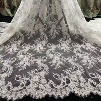 Tissu en dentelle Chantilly française de luxe, lourdement perlé, brodé de perles et de paillettes