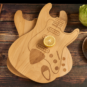 <span class=keywords><strong>Planche</strong></span> à découper créative en <span class=keywords><strong>forme</strong></span> de <span class=keywords><strong>guitare</strong></span> en bois massif pour la cuisine à usage domestique avec un emballage attrayant - Product Image 3
