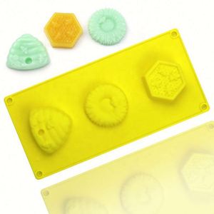 Moule en silicone écologique à 3 cavités en nid d'abeille pour la décoration de gâteaux, fabrication artisanale de savon en forme d'abeille, sans BPA, OEM/ODM - Product Image 1