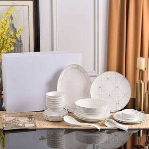 Offre Spéciale – Service de Table de Luxe en Porcelaine Fine Effet Marbre Blanc avec Bord Doré – Assiettes de Présentation en Céramique pour Mariages et Réceptions - Product Image 1