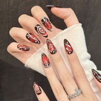 Nail art tridimensionnel à motifs sombres rouges et bruns avec texture en forme de cœur, accessoire tendance et artisanal.