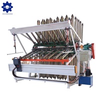 Machine de pressage de panneaux pour le travail du bois avec support de serrage