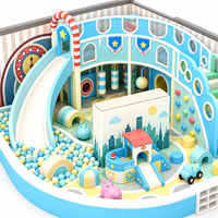 Structure de jeu intérieure personnalisée pour enfants sur le thème nautique : petit navire, toboggan, escalier, tunnel d'escalade, balançoire et maisonnette
