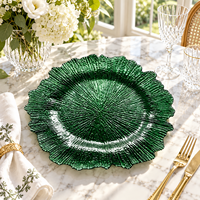 Assiette de présentation élégante en plastique de 13 pouces avec surface gaufrée et bord ondulé pour la décoration de mariages, banquets et fêtes