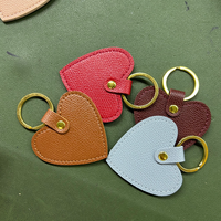 Porte-clés en forme de cœur multicolore, breloque de sac en PU, porte-clés de voiture avec logo personnalisé, idéal pour les cadeaux promotionnels d'entreprise