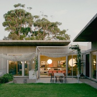 Conception d'intérieur de villa moderne et minimaliste en béton et bois, plan d'étage, rendu 3D, conseil en profondeur
