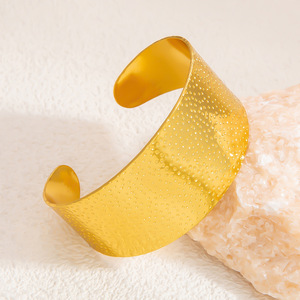 Bracelet large ouvert en acier inoxydable de style européen et américain, plaqué or 18 carats, bijoux de mode pour femmes - Product Image 4