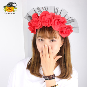 Serre-tête Fankasi à cinq roses rouges avec gaze, accessoire de costume de mariée ou d'Halloween - Product Image 3