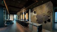 Ensemble de mobilier de bar commercial : comptoir de bar, tabourets de bar avec décoration murale et installation artistique au plafond pour bar lounge de luxe