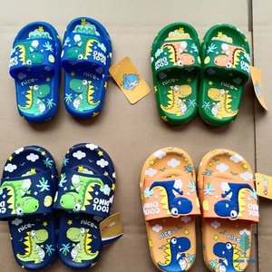 Vente en gros de sandales de bain d'intérieur d'été pour enfants, pantoufles confortables à semelles en PVC, mignonnes et antidérapantes pour garçons et filles - Product Image 5