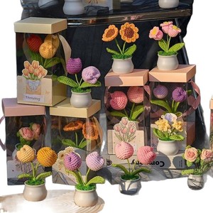 Nouvel An, Saint-Valentin, Anniversaire : Tulipes modernes minimalistes prêtes à l'emploi, roses tricotées, plantes en pot au crochet, artificielles - Product Image 5