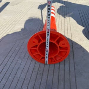 أعمدة تحذيرية من مادة TPU المصبوبة بالحقن بطول 75 سم ووزن 700 جرام، الأكثر مبيعًا، متوفرة بتصميم حسب الطلب للطرق الحضرية - Product Image 3