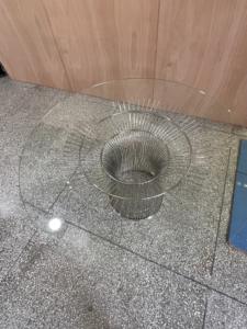 طاولة طعام وارن بلاتنر بقاعدة من الأسلاك الفولاذية المقاومة للصدأ والزجاج المقسى - Product Image 2