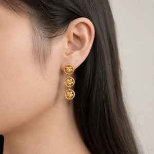 Pendientes Colgantes con Medallón Floral de Acero Inoxidable, Chapados al Vacío en Oro de 14K, con Tres Flores en Forma de Círculo, 42mm - Product Image 5